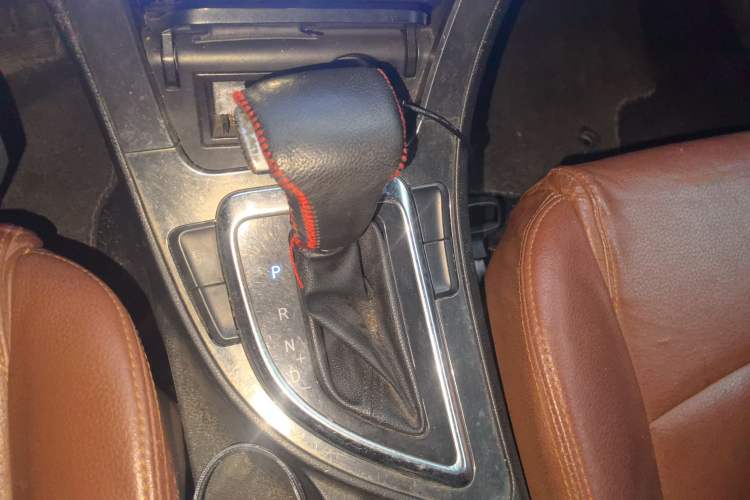 Used Brilliance V5 2012 1.5T Automatic Two-Wheel Drive Sport Version Gear Lever