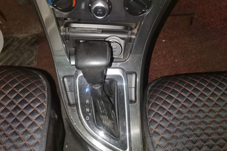 Used Brilliance V5 2012 1.6L Automatic Comfort Edition Gear Lever