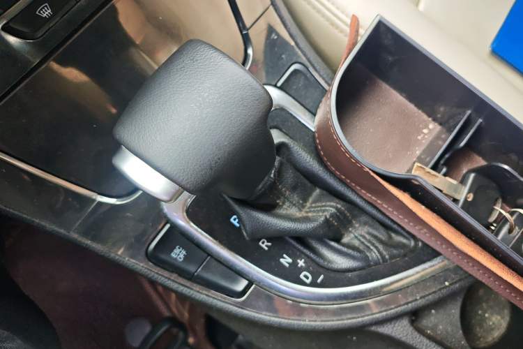 Used Brilliance V5 2012 1.5T Automatic Two-Wheel Drive Luxury Version Gear Lever