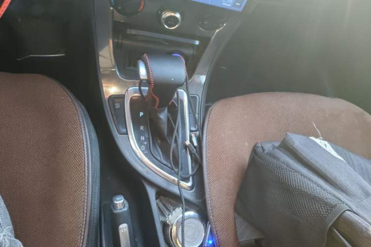 Used Brilliance V5 2012 1.5T Automatic Two-Wheel Drive Sport Version Gear Lever