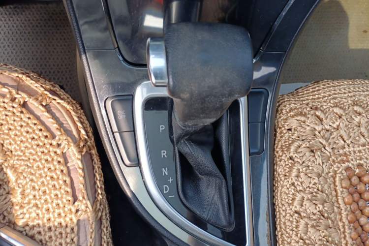Used Brilliance V5 2012 1.5T Automatic Two-Wheel Drive Luxury Version Gear Lever
