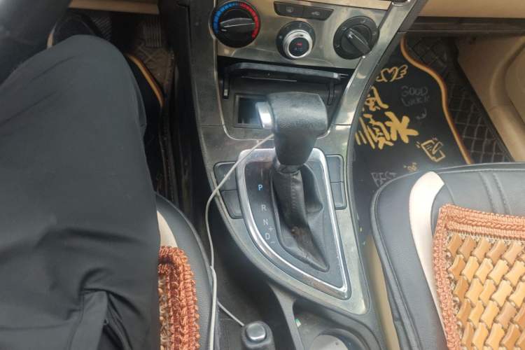 Used Brilliance V5 2012 1.6L Automatic Luxury Version Gear Lever