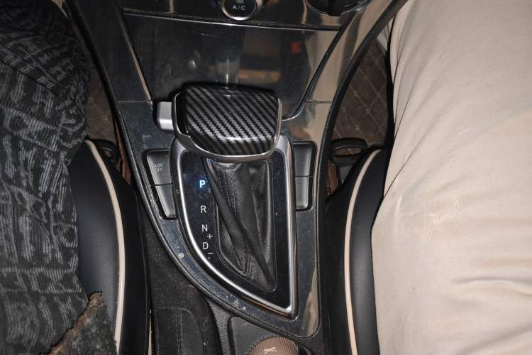 Used Brilliance V5 2012 1.6L Automatic Comfort Edition Gear Lever