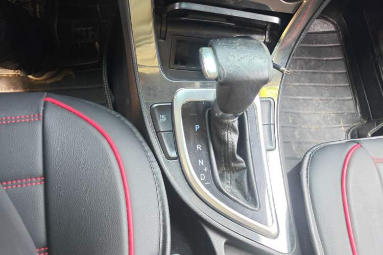 Used Brilliance V5 2012 1.5T Automatic Two-Wheel Drive Sport Version Gear Lever