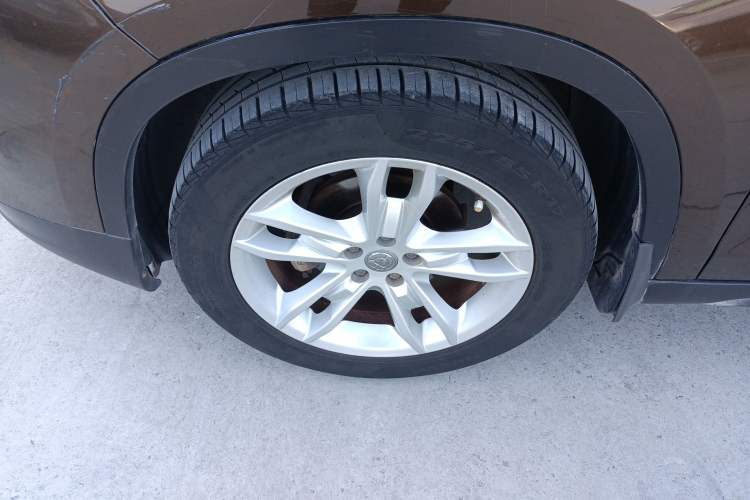 Used Brilliance V5 2012 1.5T Manual Two-Wheel Drive Luxury Version Left Front Wheel Hub