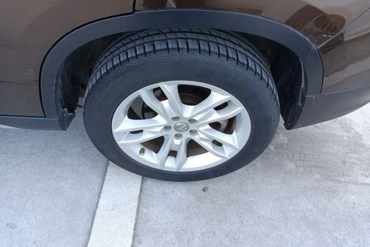 Used Brilliance V5 2012 1.5T Manual Two-Wheel Drive Luxury Version Left Rear Wheel Hub