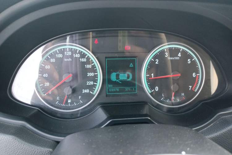 Used Brilliance V5 2012 1.5T Manual Two-Wheel Drive Luxury Version Odometer Close Up