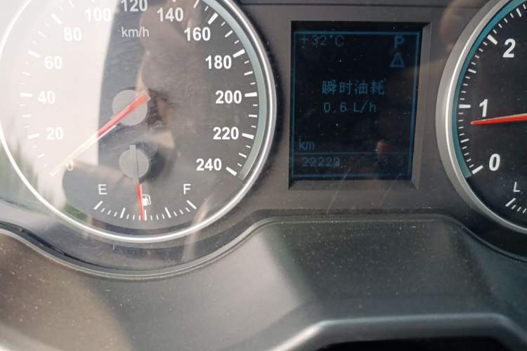 Used Brilliance V5 2012 1.5T Automatic Two-Wheel Drive Luxury Version Odometer Close Up