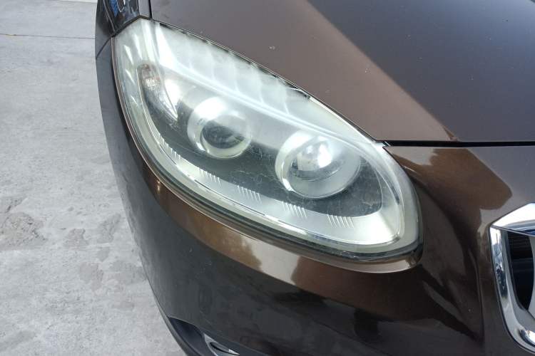 Used Brilliance V5 2012 1.5T Manual Two-Wheel Drive Luxury Version Right Front Headlight
