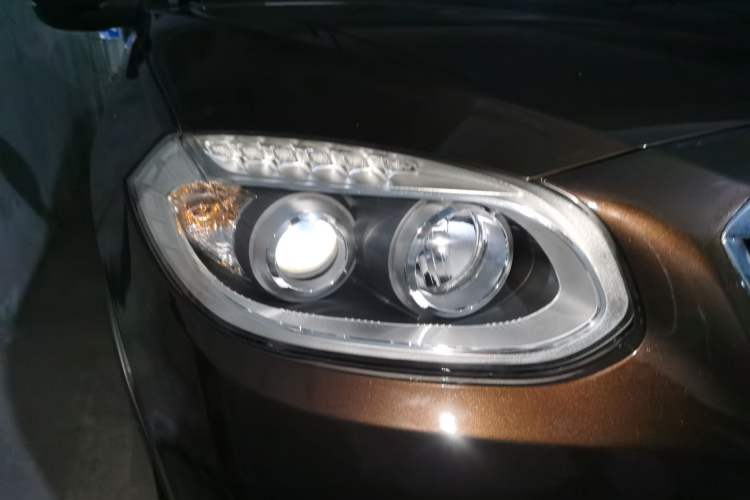 Used Brilliance V5 2012 1.6L Automatic Luxury Version Right Front Headlight