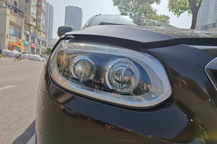 Used Brilliance V5 2012 1.5T Automatic Two-Wheel Drive Sport Version Right Front Headlight