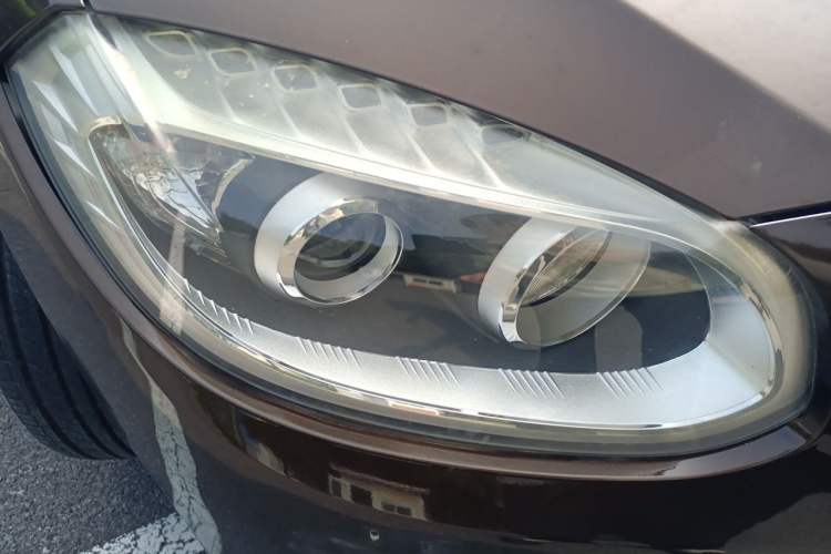 Used Brilliance V5 2012 1.5T Automatic Two-Wheel Drive Luxury Version Right Front Headlight