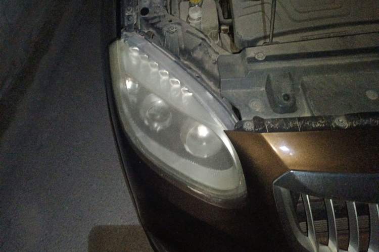 Used Brilliance V5 2012 1.6L Automatic Luxury Version Right Front Headlight