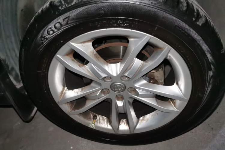 Used Brilliance V5 2012 1.6L Automatic Luxury Version Right Front Wheel Hub