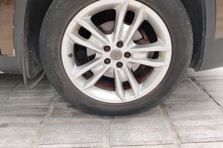 Used Brilliance V5 2012 1.5T Automatic Two-Wheel Drive Sport Version Right Front Wheel Hub