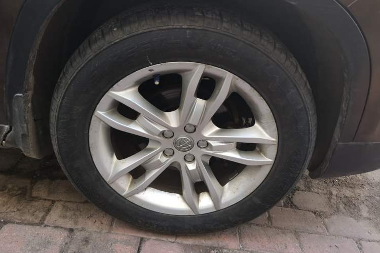 Used Brilliance V5 2012 1.6L Automatic Luxury Version Right Front Wheel Hub