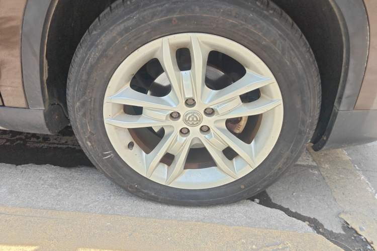 Used Brilliance V5 2012 1.5T Automatic Two-Wheel Drive Sport Version Right Front Wheel Hub