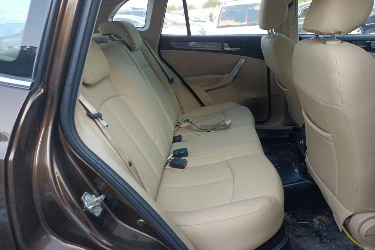 Used Brilliance V5 2012 1.5T Manual Two-Wheel Drive Luxury Version Right Rear Seat