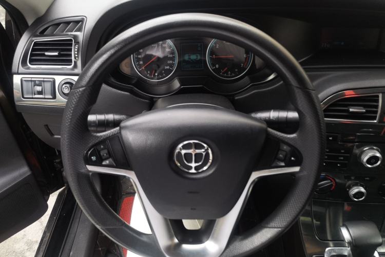 Used Brilliance V5 2012 1.5T Automatic Two-Wheel Drive Sport Version Steering Wheel