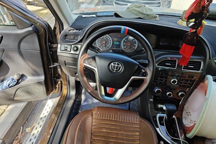 Used Brilliance V5 2012 1.5T Automatic Two-Wheel Drive Sport Version Steering Wheel
