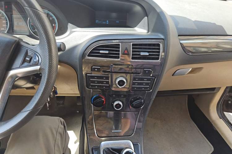 Used Brilliance V5 2012 1.6L Manual Comfort Model Audio And AC Panel