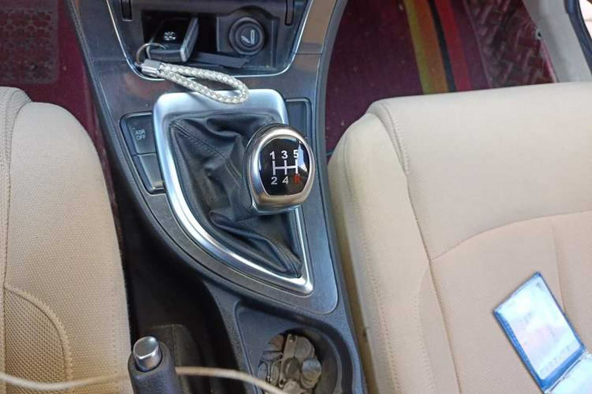 Used Brilliance V5 2012 1.6L Manual Luxury Model Gear Lever