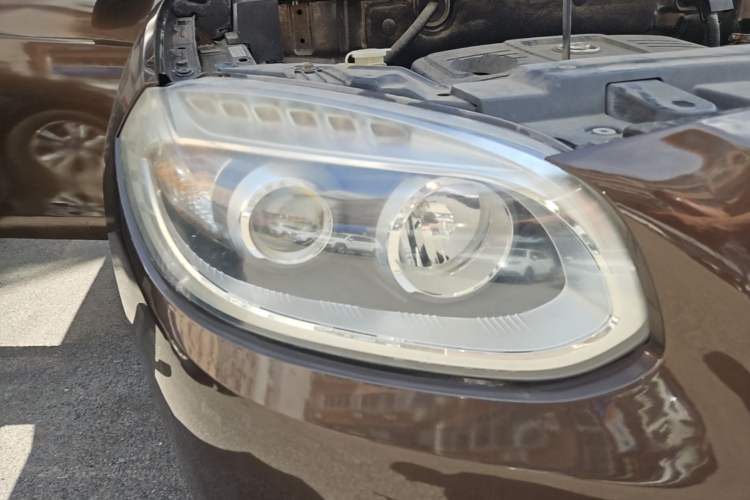 Used Brilliance V5 2012 1.6L Manual Comfort Model Right Front Headlight