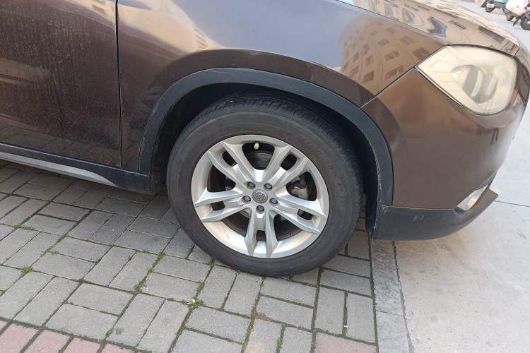 Used Brilliance V5 2012 1.6L Manual Luxury Model Right Front Wheel Hub