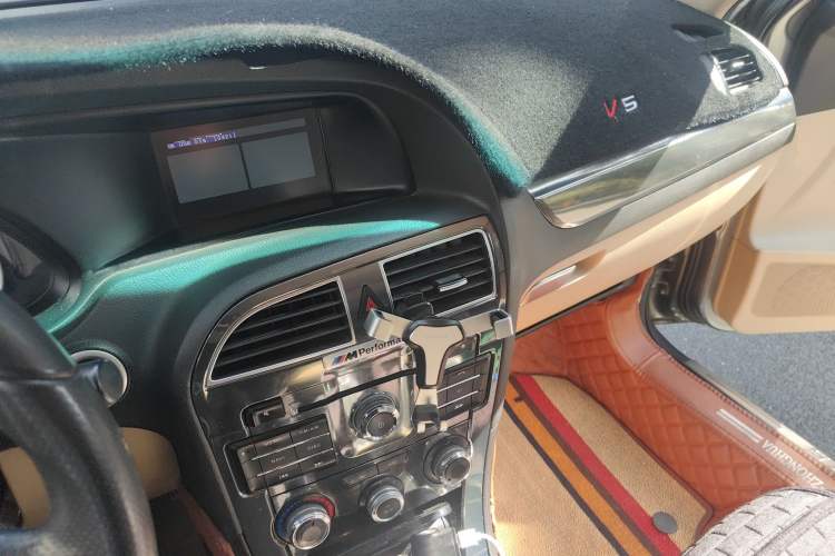 Used Brilliance V5 2012 1.6L Automatic Luxury Version Audio And AC Panel
