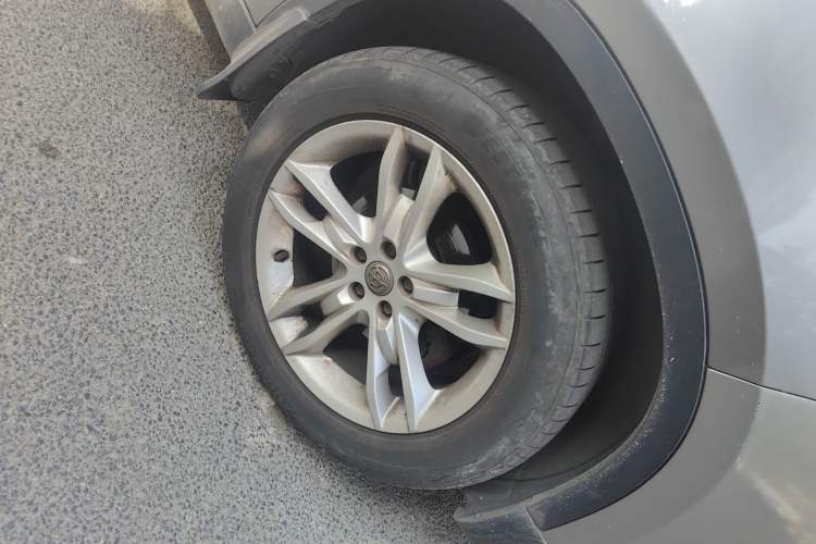 Used Brilliance V5 2012 1.6L Automatic Luxury Version Right Front Wheel Hub