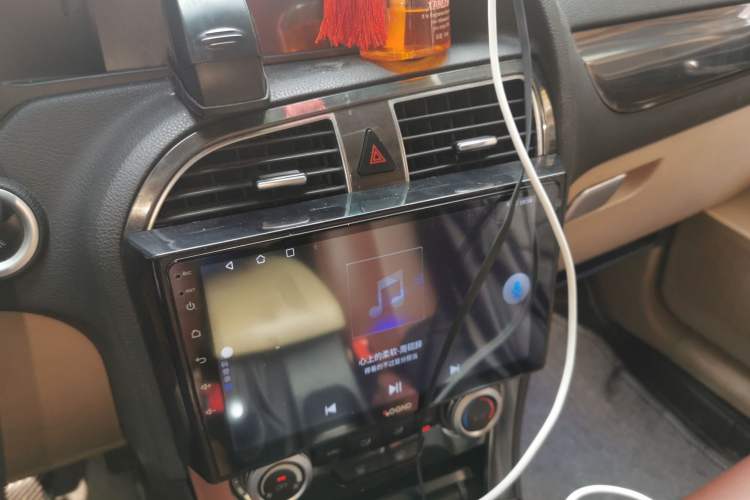Used Brilliance V5 2012 1.5T Automatic Two-Wheel Drive Luxury Version Audio And AC Panel