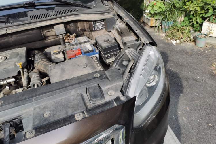 Used Brilliance V5 2012 1.5T Automatic Two-Wheel Drive Luxury Version Engine Bay Left
