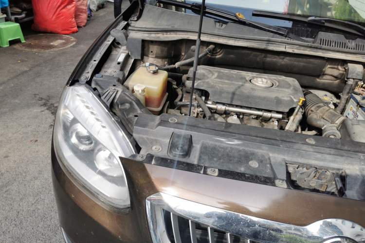 Used Brilliance V5 2012 1.5T Automatic Two-Wheel Drive Luxury Version Engine Bay Right