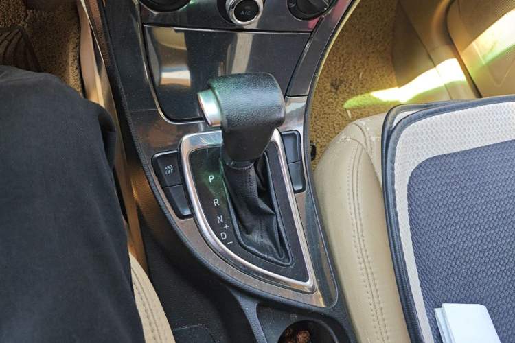 Used Brilliance V5 2012 1.6L Automatic Luxury Version Gear Lever
