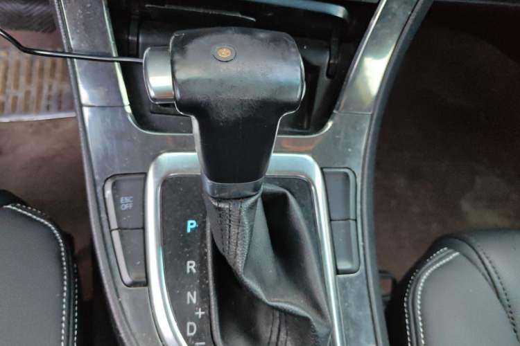 Used Brilliance V5 2012 1.5T Automatic Two-Wheel Drive Sport Version Gear Lever
