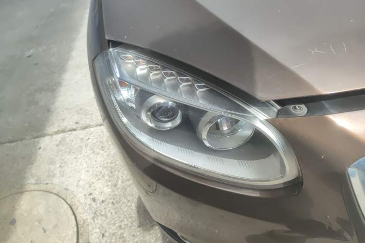 Used Brilliance V5 2012 1.6L Automatic Luxury Version Right Front Headlight