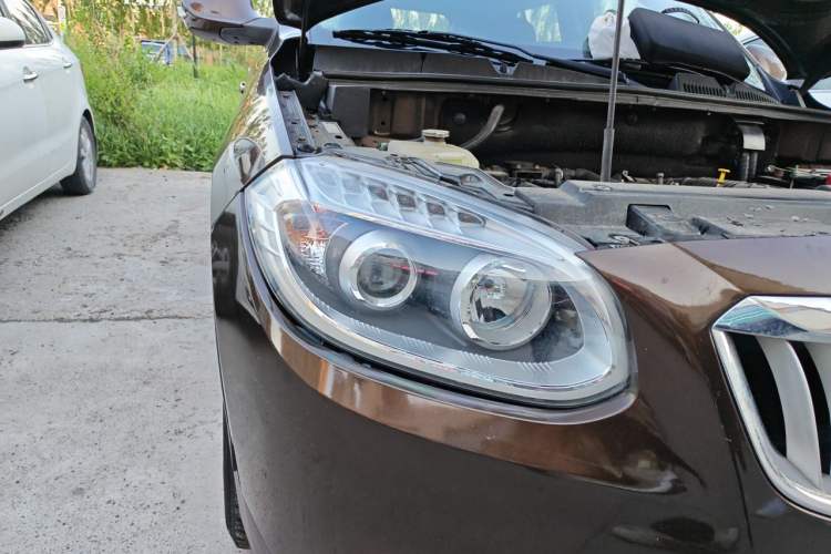 Used Brilliance V5 2012 1.5T Automatic Two-Wheel Drive Sport Version Right Front Headlight