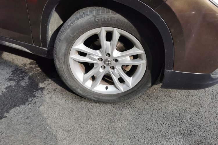 Used Brilliance V5 2012 1.5T Automatic Two-Wheel Drive Luxury Version Right Front Wheel Hub
