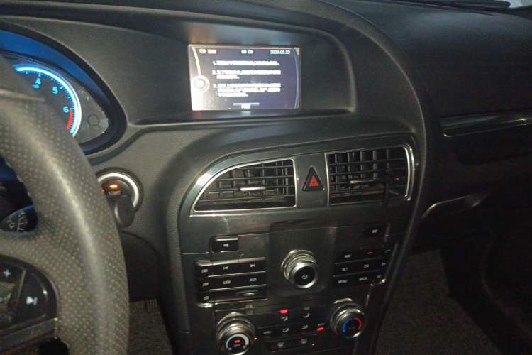 Used Brilliance V5 2012 1.5T Automatic Two-Wheel Drive Luxury Version Audio And AC Panel