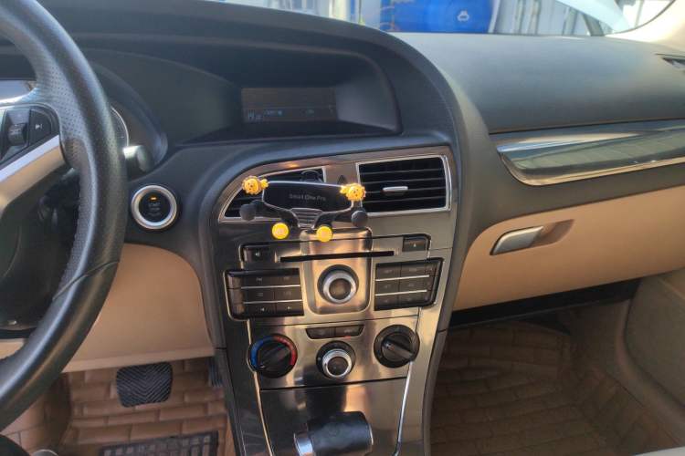 Used Brilliance V5 2012 1.6L Automatic Luxury Version Audio And AC Panel
