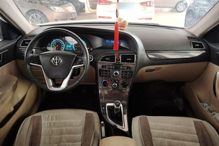 Used Brilliance V5 2012 1.6L Manual Luxury Model Center Console