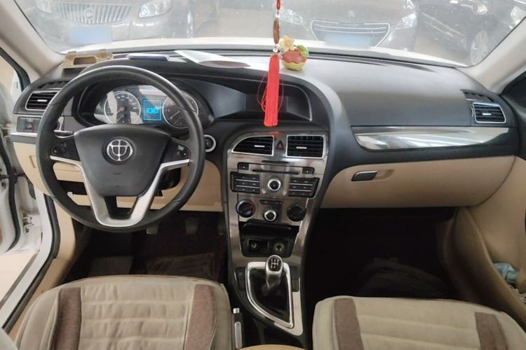 Used Brilliance V5 2012 1.6L Manual Luxury Model Center Console