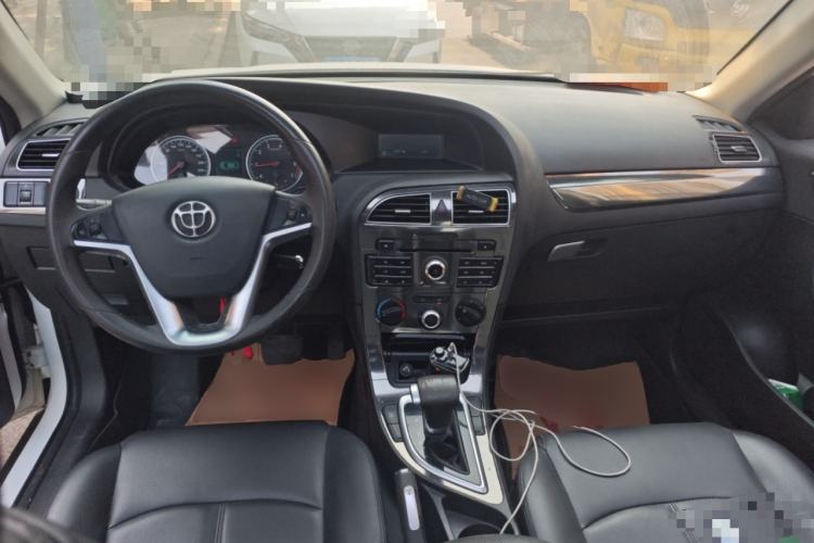 Used Brilliance V5 2012 1.5T Automatic Two-Wheel Drive Sport Version Center Console