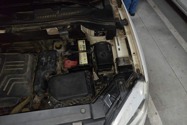 Used Brilliance V5 2012 1.6L Automatic Luxury Version Engine Bay Left