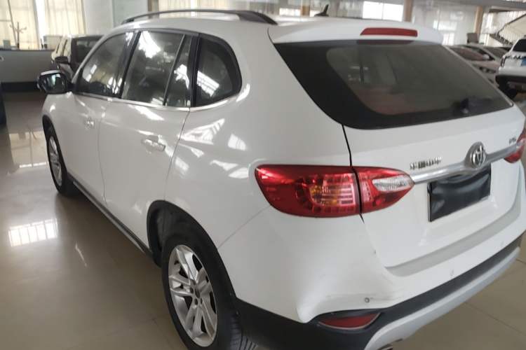 Used Brilliance V5 2012 1.6L Manual Luxury Model Exterior 2