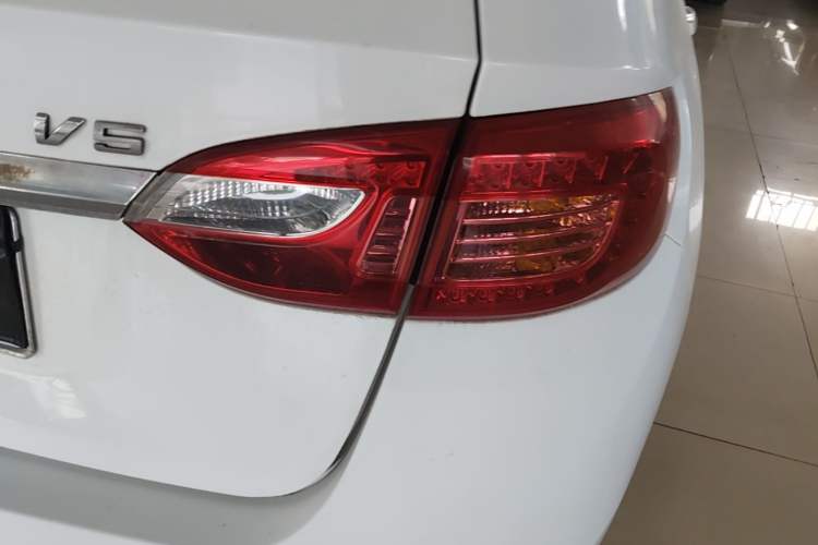 Used Brilliance V5 2012 1.6L Manual Luxury Model Exterior 3