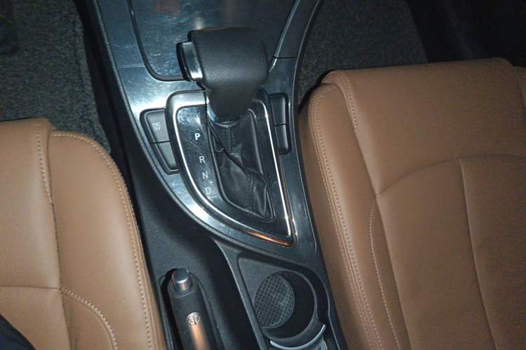 Used Brilliance V5 2012 1.5T Automatic Two-Wheel Drive Luxury Version Gear Lever