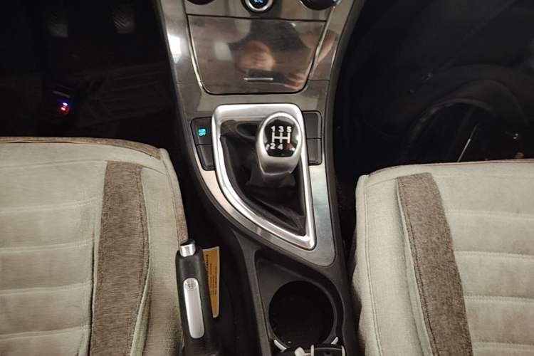Used Brilliance V5 2012 1.6L Manual Luxury Model Gear Lever