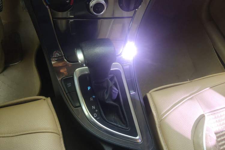 Used Brilliance V5 2012 1.6L Automatic Prestige Model Gear Lever
