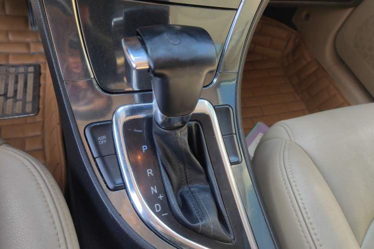 Used Brilliance V5 2012 1.6L Automatic Luxury Version Gear Lever